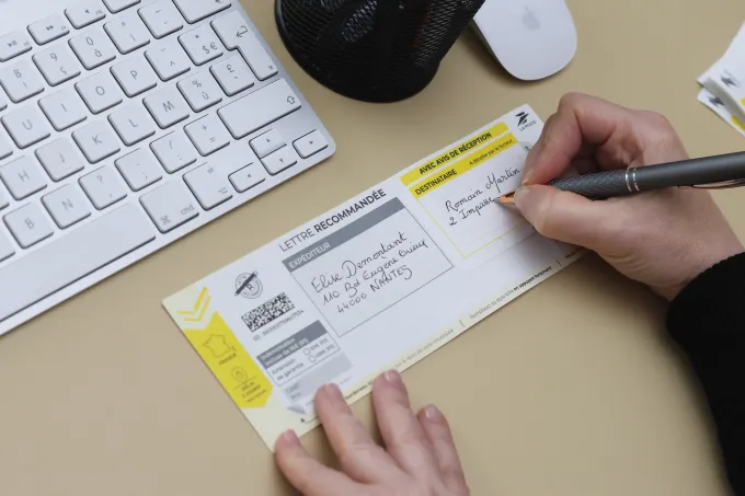 Personne remplissant une liasse 