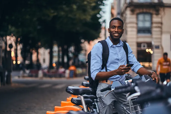 Homme sur un vélo
