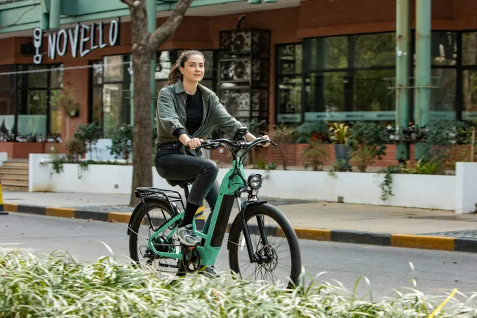 une femme sur un vélo vert 