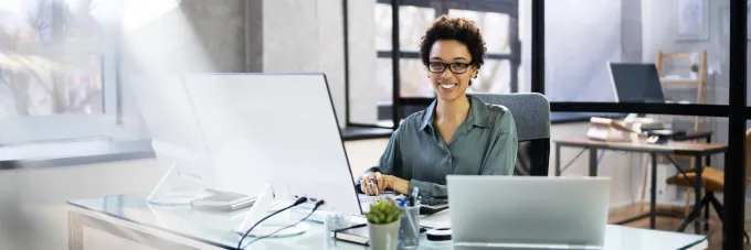 Facturation électronique et EDI en entreprise : collaborateur travaillant sur ordinateur pour gérer les flux de factures dématérialisées