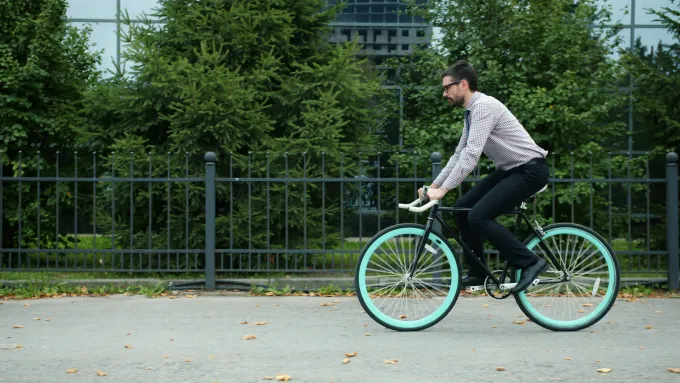 monsieur sur un vélo