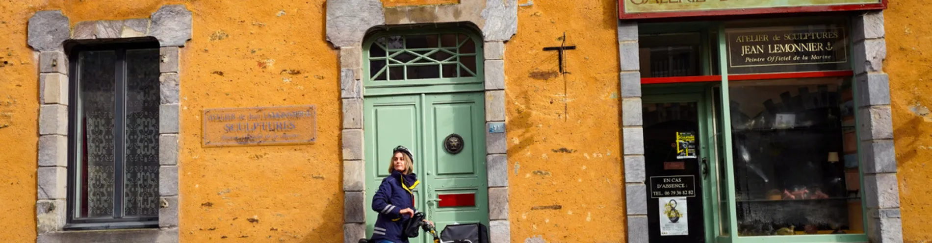 Image d'illustration d'une factrice sur son vélo