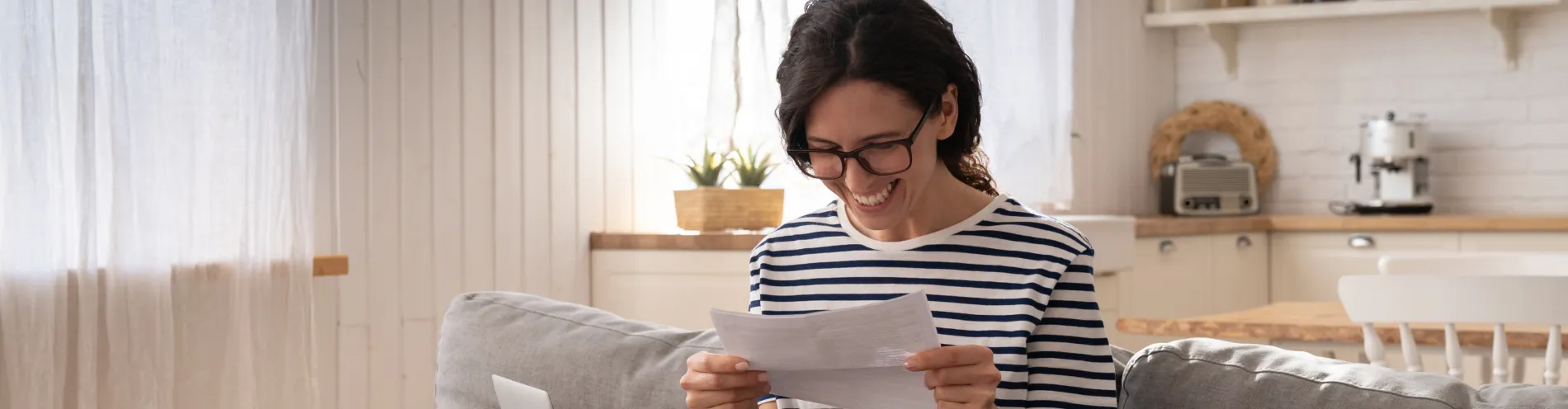 Femme qui lit un courrier 