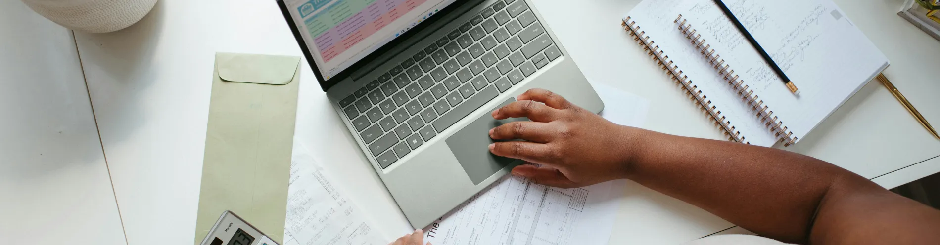 Visuel d'illustration vue plongeante sur une personne réalisant en budget Destineo esprit libre