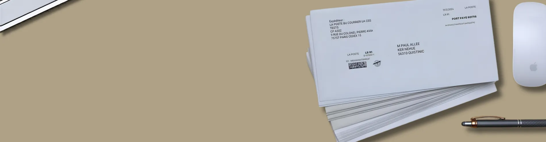 Visuel d'illustration plusieurs courriers La Poste posés sur bureau clair