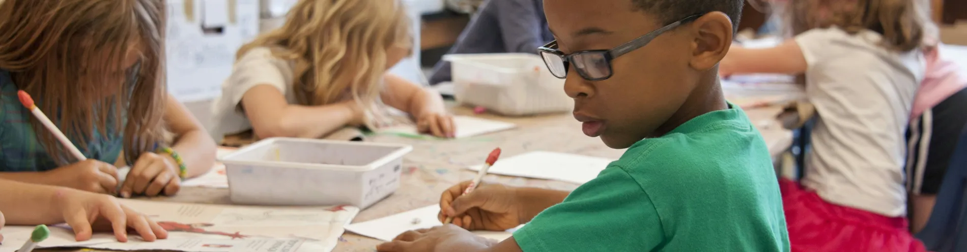 Enfants dans une salle de classe travaillant avec des documents