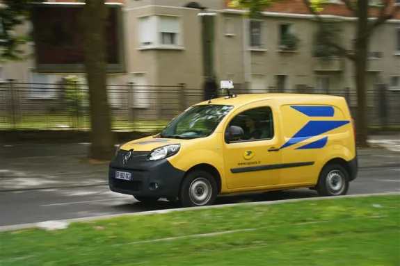 Camion La poste avec caméra Geoptis 