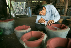 Cambodge : des fours de cuisson améliorés contre la déforestation