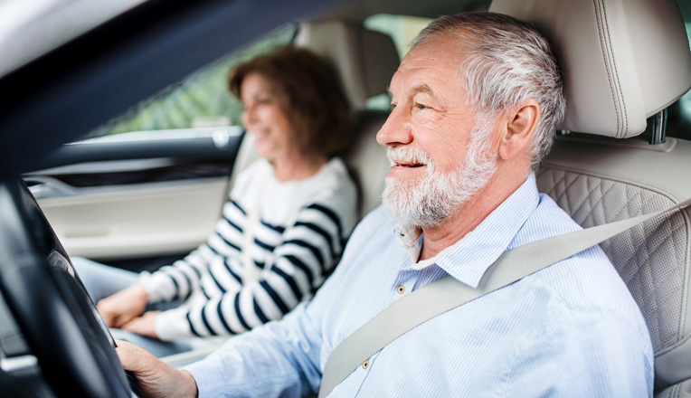 Accompagner un proche âgé à bien conduire après 75 ans