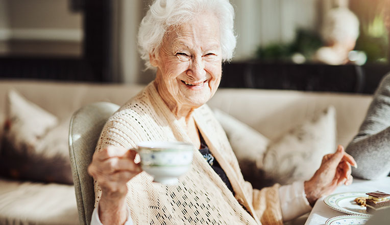 photo d'une personne âgée prenant une tasse de café