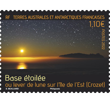 Timbre TAAF - Base étoilée ou lever de lune sur l'île de l'Est (Crozet)