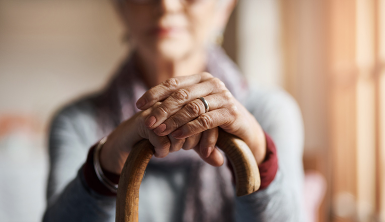 photo d'une personne âgée qui porte une canne