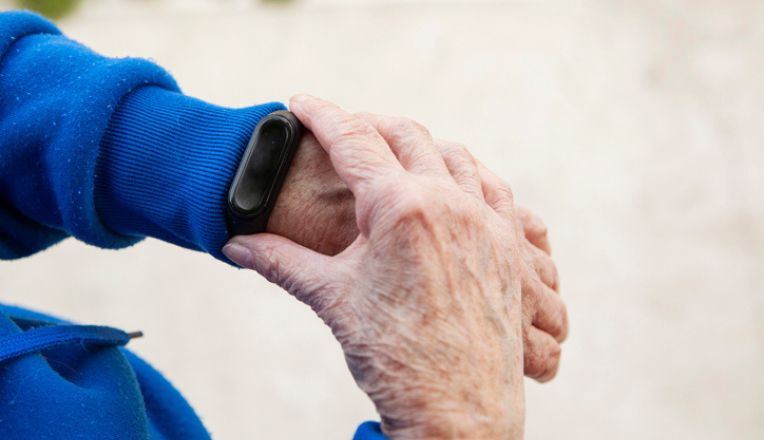 Bracelet détecteur de chute pour personnes âgées