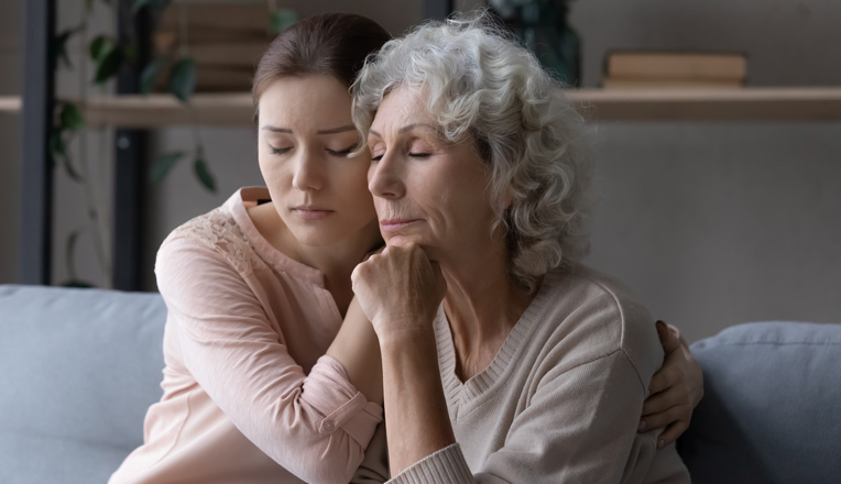 Mort du conjoint : comment aider la personne âgée à faire son deuil ?