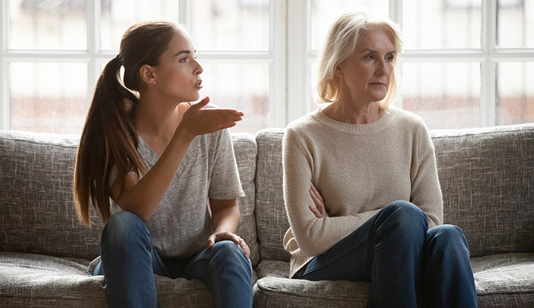 Maltraitance à domicile : et si mon parent âgé était concerné ?