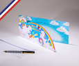 Carte double Extravagance créée et imprimée en France sur papier certifié PEFC - Joyeux Anniversaire licornes et arc-en-ciel - Découpe nuage et or à chaud