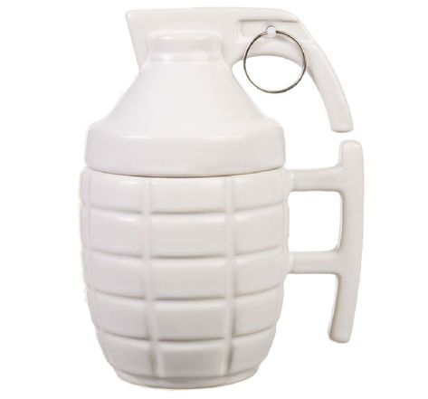 Tasse en céramique blanche grenade