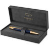 PARKER Duofold Prestige - stylo bille, Chevron Bleu, attributs dorés, Recharge noire pointe moyenne, Coffret cadeau