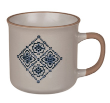 Tasse en céramique blanche motif carreaux