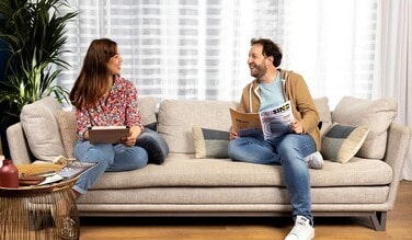 photo d'un couple sur un canapé