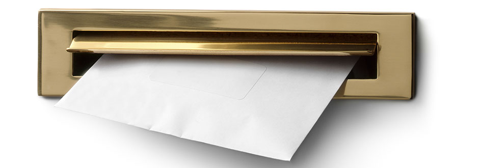 Courrier qui s’accumule dans la boîte aux lettres
