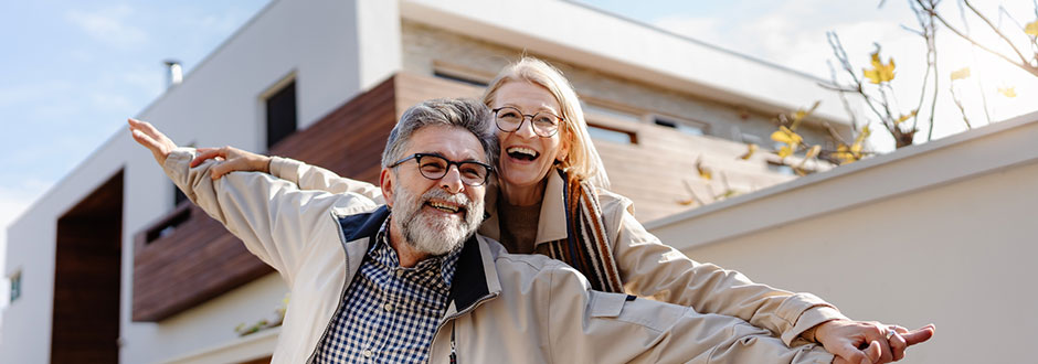 Couple retraité devant leur domicile
