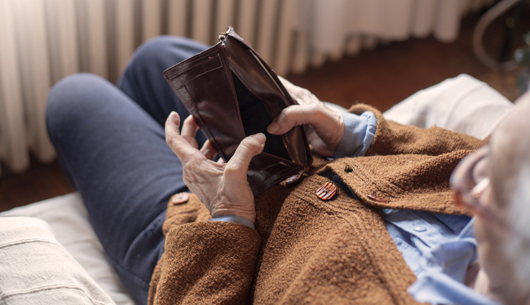 Mon proche très âgé est en situation précaire : comment l’aider financièrement ?