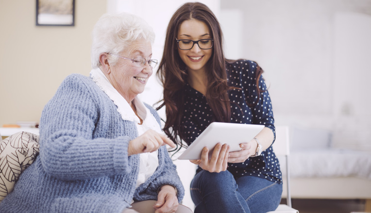 Smartphone pour seniors : bien accompagner ses parents pour un usage quotidien