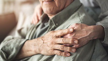 Téléassistance senior : convaincre un parent réticent