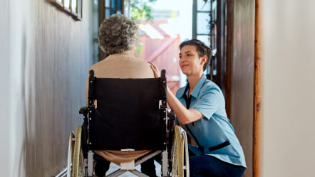 Tarif aide à domicile senior : coûts et aides